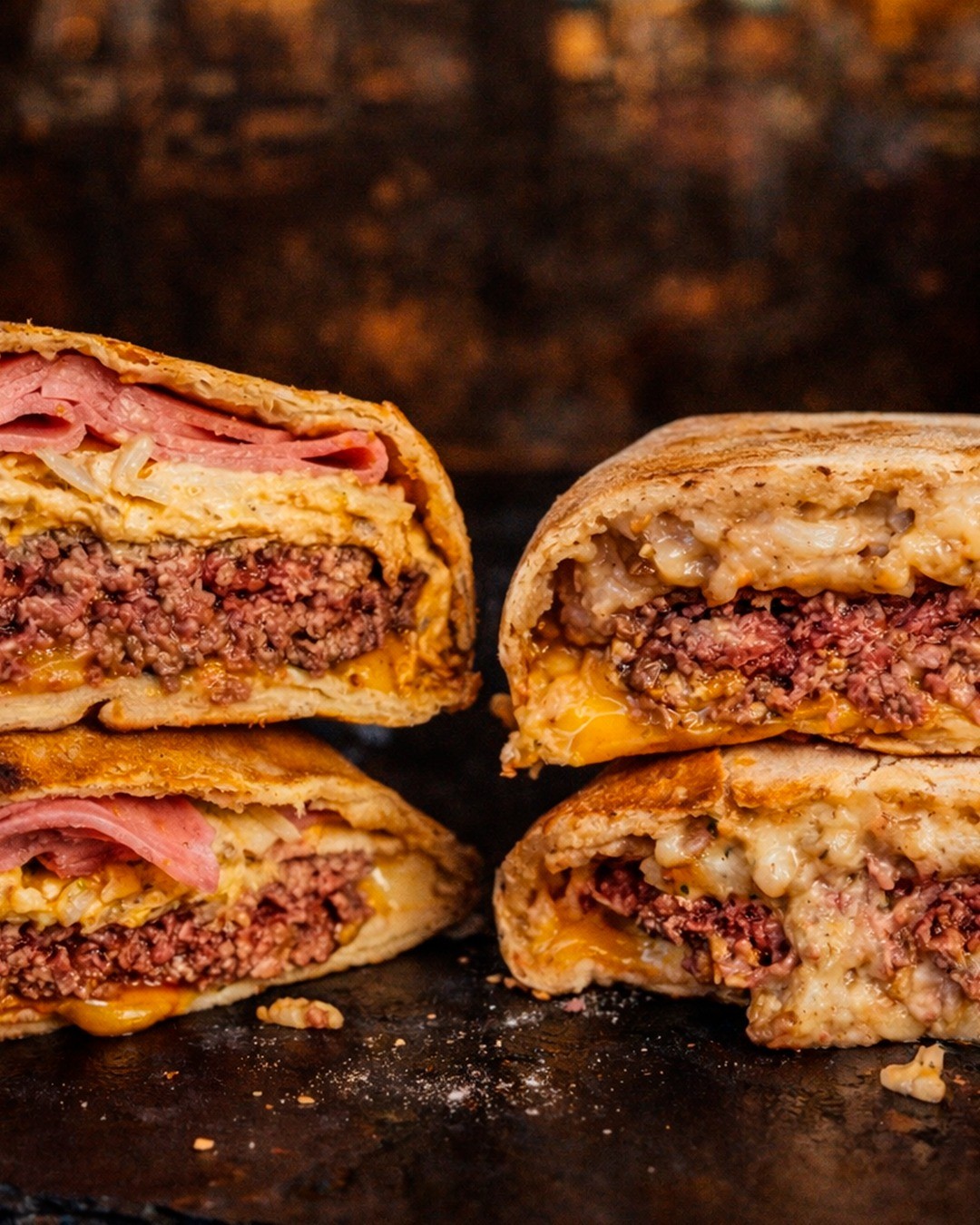 Hamburguesa Impasto recien horneada con corte transversal mostrando los ingredientes